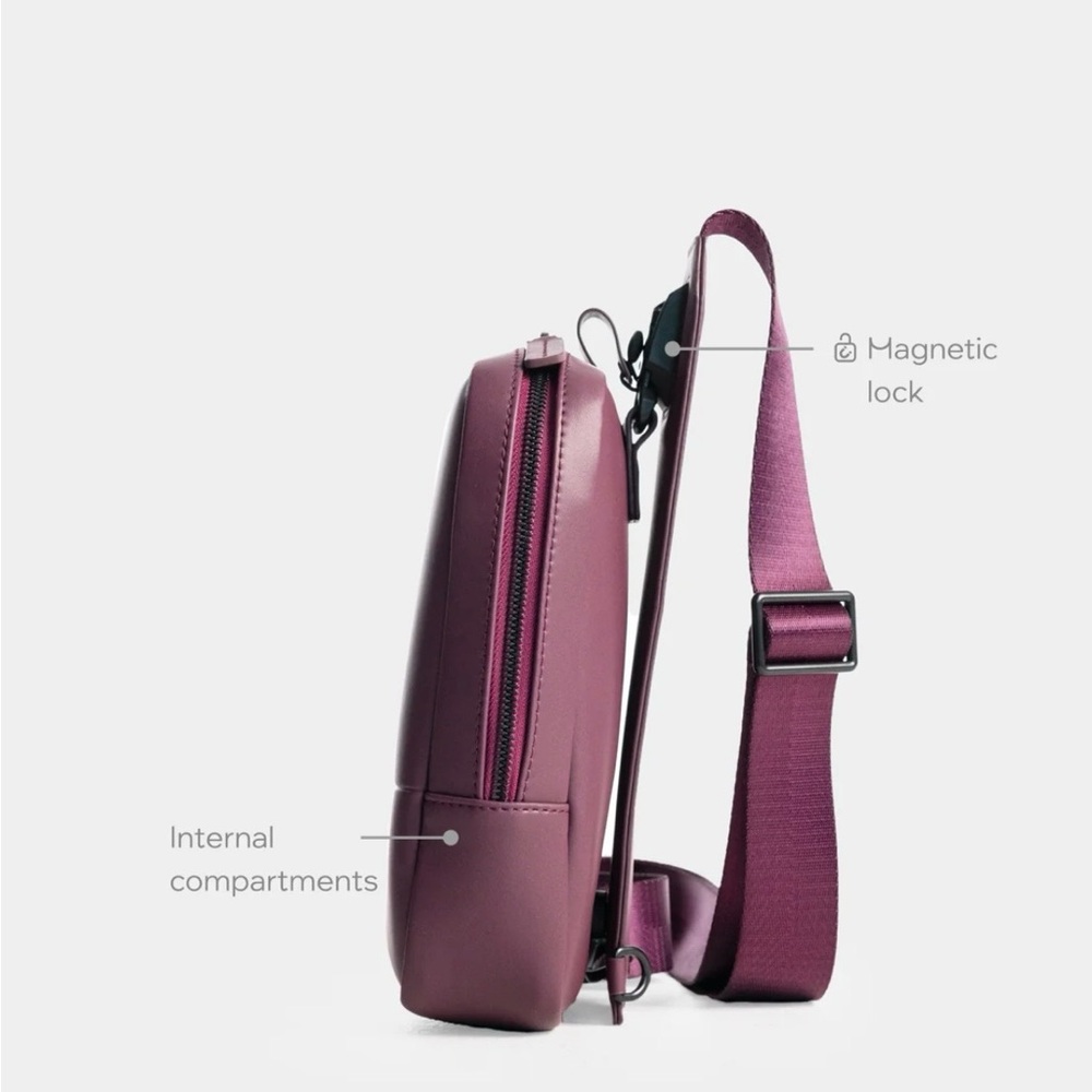 Magnetic/detachable crossbody/chest Nex bag, vegan leather, like new - Picture 4 of 11